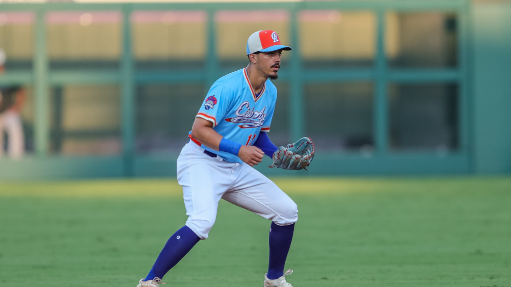 Dodgers to promote top prospect Miguel Vargas